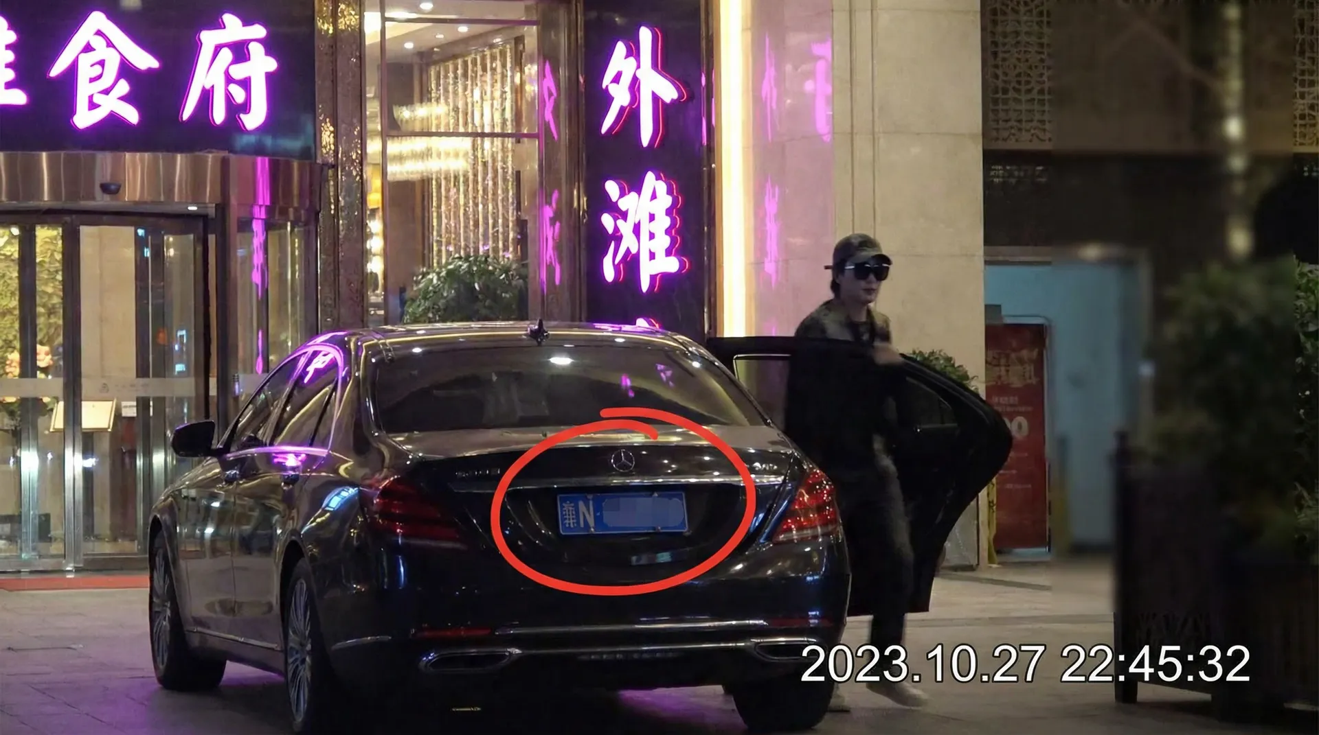 凤凰体育网站 - 豪车餐厅外偷拍
